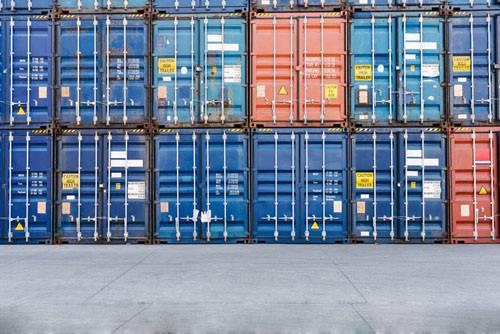 國內(nèi)缺空箱，歐美等多港口空箱多的沒地方放。