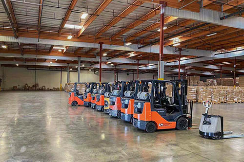 ?？ê秃Ｅ缮霞芩俣?/> </div><p><br/><strong>?？ê秃Ｅ缮霞芩俣龋?/strong><br/>如果是比較熱門的倉庫，每天送進去的產(chǎn)品肯定很多?？ㄜ嚺伤退蛡}是需要人工點數(shù)的，既然卸貨已經(jīng)點過數(shù)量，確認過數(shù)據(jù)直接上架就好了。雖然卡派需要預約，但是上架要快一些。<br/><br/><br/>海派是亞馬遜劃分一個區(qū)域給快遞（UPS、Fedex等）自行堆放貨物的，不需要預約，快遞自行把貨物放到指定的區(qū)域放好就可以離開了，不需要簽收?？爝f自由進出，堆放放貨，卸貨快是快了。但是堆放貨物實在太多了，美國工人的工作效率是非常慢的，堆放的貨物千奇百怪、錯綜復雜，小到一個小小的包裹幾kg大到幾噸方的貨物都有，要拆包裝、分揀、點數(shù)、對數(shù)據(jù)等一系列繁瑣的操作，也許一天下來都處理多少，到點下班就走人了。每天如此操作、處理了最外圍的一小部分，第二天又被快遞把這里填滿了貨物。說不定您的貨物在堆在里面的那個小角落里，也許半個月或者一個月過去了還沒處理到您的包裹。所以海派在大倉里上架運氣好會快一些，運氣不好真的比較慢了。<br/><br/></p><!--渠道廣告：美國海卡--><div   id=