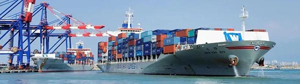 萬?？齑凰?/> </div><p><br/>船期：到長灘：三截七開&nbsp; 到奧克蘭：一截五開<br/>時(shí)效：開船后15天提取<br/>航線：鹽田 - 長灘港， 鹽田 - 西雅圖 -奧克蘭。<br/>價(jià)格：良好<br/><br/>除了以上快船其他的美國集裝箱為普船或者有的活動(dòng)叫慢船。各種船司都有，一般是船型大，裝量大。一般都在10000TEU以上，裝卸時(shí)間在3-7天不等。如果是在旺季靠港時(shí)間會(huì)更慢。<br/><br/>一般快船多用中小型集裝箱船，一般裝載量在5000TEU以下，具有航速快，裝卸時(shí)間短的優(yōu)勢。隨著疫情的影響延長，美國對(duì)進(jìn)口物資的需求會(huì)原來越大。雖然現(xiàn)在是7月，但是很多亞馬遜賣家已經(jīng)在做圣誕節(jié)旺季的備貨準(zhǔn)備了。如果是走慢船你得有準(zhǔn)備在路上走2個(gè)月或者三個(gè)月的時(shí)間。就算是走快船也要預(yù)留充足的時(shí)間，最近各船司艙位都非常緊張，美國港口各種塞港和卸貨慢。以免在路途中耽誤時(shí)間錯(cuò)過年底旺季。<br/><br/>溫馨提醒：今年海運(yùn)沒有以往的“淡季”——不塞港、艙位隨時(shí)有且非常便宜的那種。5月鹽田疫情耽誤的貨柜至少要到9月左右才能緩解，那時(shí)已經(jīng)近亞馬遜年底旺季了，貨量只多不少。有計(jì)劃出貨的賣家朋友不要等。<br/></p><div style=